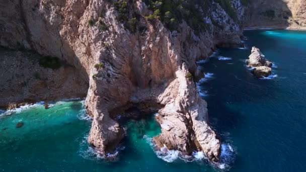 全景号于2022年夏在Ibiza Faro Punta Grossa环绕无人侦察机飞行 4K电影制作 — 图库视频影像