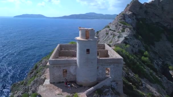 2022年夏 Ibiza Faro Punta Grossa的全景俯冲无人驾驶飞机 4K电影制作 — 图库视频影像