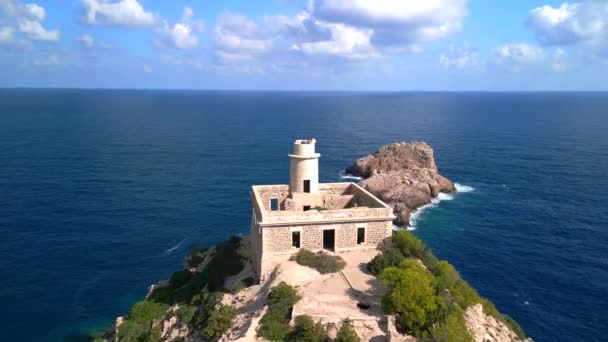 全景无人驾驶飞机在2022年夏天飞越Ibiza Faro Punta Grossa 4K电影制作 — 图库视频影像