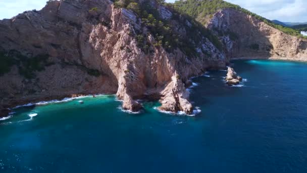 2022年夏 Ibiza Faro Punta Grossa的全景无人驾驶飞机概览 4K电影制作 — 图库视频影像