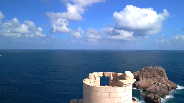 Mycket Nära Passerar Flyg Drönare Ibiza Faro Punta Grossa Sommaren — Stockvideo
