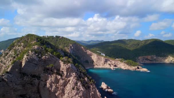 2022年夏 Ibiza Faro Punta Grossa的全景无人驾驶飞机概览 4K电影制作 — 图库视频影像