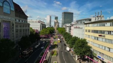 Eylül 2022 'de yaz akşamı Berlin' de Wittenberg Place 'de ters uçuş. Yukarıdan 4k SinematikName