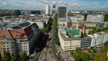 Hız rampası Hiperlapse hızlandırılmış zaman aşımı Wittenberg Place, Berlin Almanya 'da Eylül 2022 yaz akşamı. Yukarıdan 4k SinematikName