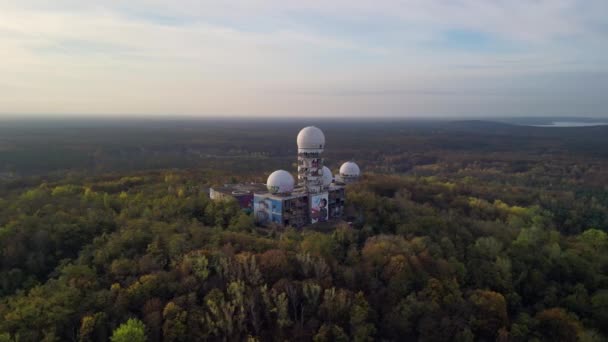 2022年10月 黎明时分 在秋天的森林里盘旋无人机镜头 4K电影制作 — 图库视频影像