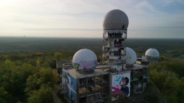 Berlin 'de, Ekim 2022' de Drone Devil Dağı 'nı çok yakından geçtiler. 4k Sinematik