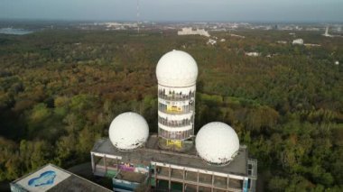 Gündoğumunda sonbahar ormanlarında panorama yörüngesi dronu, Ekim 2022 'de Berlin ormanlarında şeytanlar dağı. 4k Sinematik