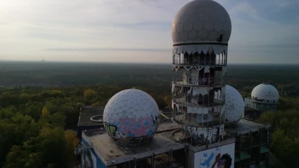 飞越飞越无人驾驶飞机的镜头在秋天的森林在早晨日出 魔鬼山在森林柏林2022年10月 4K电影制作 — 图库视频影像