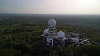 Panorama yörüngesindeki insansız hava aracı, Berlin ormanlarındaki şeytan dağı 2022 Ekim 'inde. 4k Sinematik