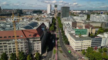 Berlin 'de, Eylül 2022' de yaz akşamı Wittenberg Place 'de uçan statik tripod. Yukarıdan 4k SinematikName