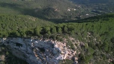 2022 yazında İbiza Dağları 'nın yamaçlarında. 4k Sinematik