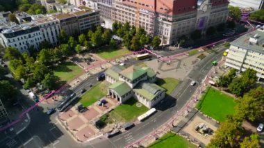 2022 yılının Eylül ayında Berlin 'de Wittenberg Place panorama yörüngesindeki insansız hava aracı. Yukarıdan 4k SinematikName