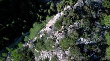 2022 yazında kuş bakışı İbiza dağ yürüyüşü uçurumunun kenarındaki İbiza insansız hava aracı. 4k Sinematik