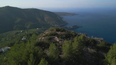 2022 yazında İbiza dağ yürüyüşü uçurumunun kenarındaki drone. 4k Sinematik