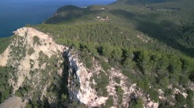 İbiza 'nın İbiza Dağı' ndaki uçurum kenarının 2022 yazında insansız hava aracı görüntüsü. 4k Sinematik