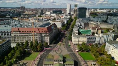 Hız rampası Hiperlapse hızlandırılmış zaman aşımı Wittenberg Place, Berlin Almanya 'da Eylül 2022 yaz akşamı. Yukarıdan 4k SinematikName