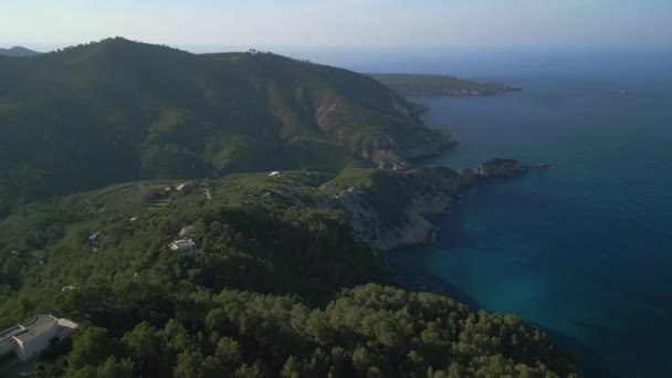 Puxar Para Trás Drone Ibiza Montanha Beira Penhasco Caminhada Durante — Vídeo de Stock