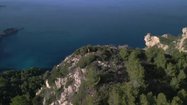 2022 yazında İbiza Dağları 'nın yamaçlarında. 4k Sinematik