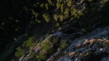 2022 yazında İbiza dağ yürüyüşü uçurumunun kenarındaki drone. 4k Sinematik