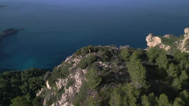 Ibizai Hegymászó Szikla Szélén 2022 Nyarán Cinematikus — Stock videók
