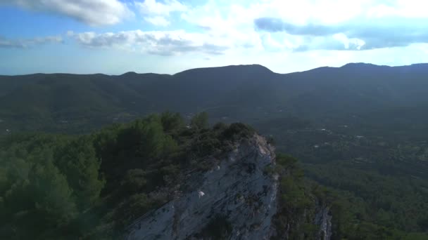 Imagens Drones Sobrevoando Borda Penhasco Caminhada Montanha Ibiza Durante Verão — Vídeo de Stock