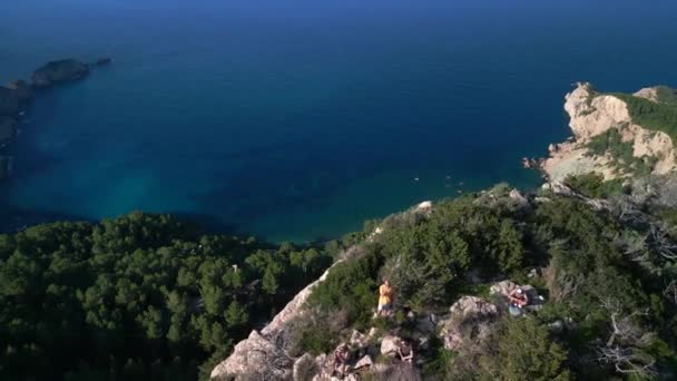 Inclinare Verso Basso Drone Drone Ibiza Montagna Escursione Bordo Scogliera — Video Stock