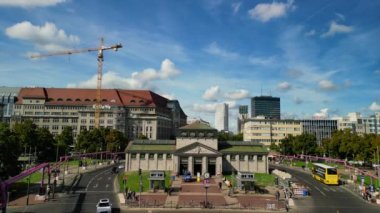 Berlin 'de, Eylül 2022' de yaz akşamı Wittenberg Place 'de uçan statik tripod. Yukarıdan 4k SinematikName