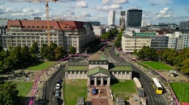 Hız rampası Hiperlapse hızlandırılmış zaman aşımı Wittenberg Place, Berlin Almanya 'da Eylül 2022 yaz akşamı. Yukarıdan 4k SinematikName