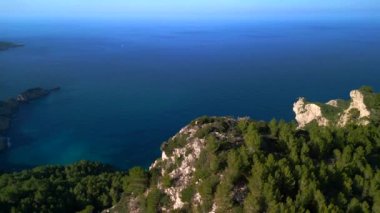 2022 yazında İbiza dağ yürüyüşü uçurumunun kenarındaki panorama genel bakış. 4k Sinematik