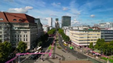 Berlin 'deki Wittenberg Place' de Eylül 2022 yaz akşamında, uçuş üstü insansız hava aracı görüntüleri. Yukarıdan 4k SinematikName