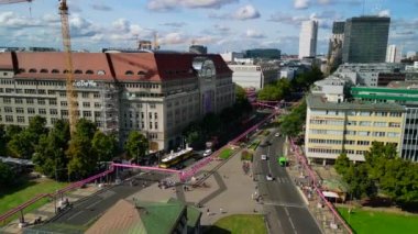 2022 yılının Eylül ayında Berlin 'de Wittenberg Place panorama kavisli insansız hava aracı. Yukarıdan 4k SinematikName