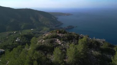 2022 yazında İbiza dağ tırmanışı uçurumunun panorama yörüngesi dronu. 4k Sinematik