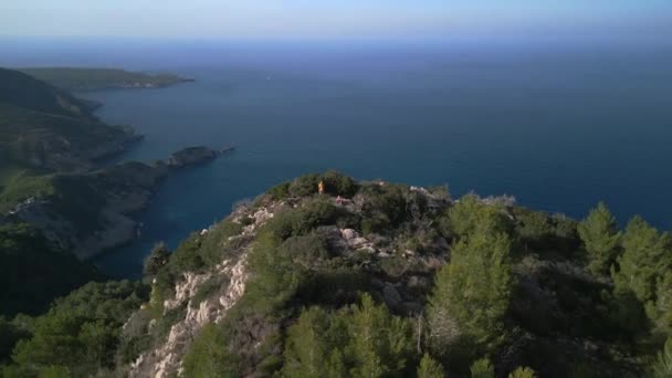 2022 Yazında Ibiza Dağ Yürüyüşü Uçurumunun Kenarındaki Hiperlapse Hızlandırılmış Zaman — Stok video