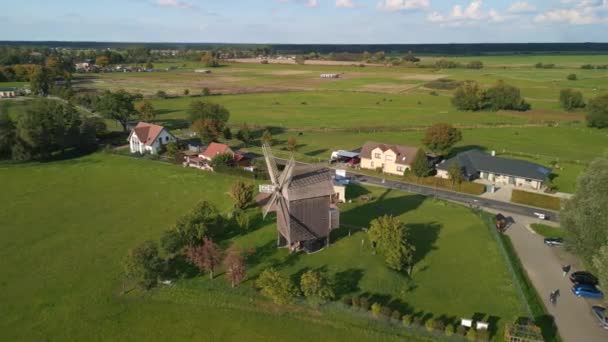 德国勃兰登堡一座老旧的伍登 特莱西风车在2022年夏季黄金时段的脱落期 4K电影制作 — 图库视频影像