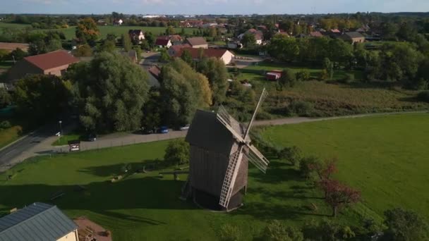 德国勃兰登堡2022年一座老旧的木制特莱西风车的滑行滑行时间 4K电影制作 — 图库视频影像