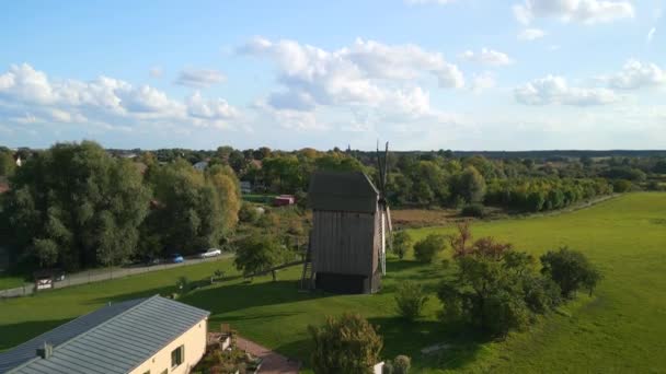 Vallen Drone Van Een Oude Houten Trestle Windmolen Brandenburg Duitsland — Stockvideo