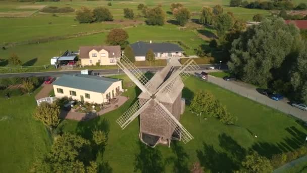 Panorama Orbitální Dron Starého Větrného Mlýna Wooden Trestle Letní Zlaté — Stock video
