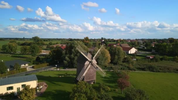 在2022年夏季黄金时段 德国老伍登特蕾西风车的宽轨道概览无人驾驶飞机 4K电影制作 — 图库视频影像