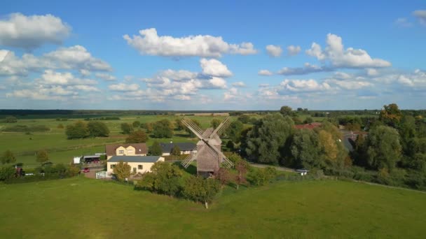 Panorama Panorama Drone Viejo Molino Viento Madera Trestle Brandenburg Alemania — Vídeo de stock