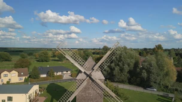 德国勃兰登堡的老伍登 特蕾西风车在2022年夏季黄金时段 4K电影制作 — 图库视频影像