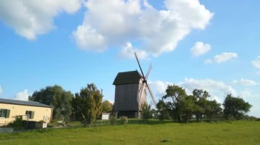 2022 yazında Brandenburg Almanya 'da geniş yörünge insansız hava aracı. 4k Sinematik