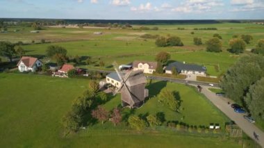 2022 yazında Brandenburg 'da eski bir ahşap yel değirmeninin insansız hava aracı yörüngeye girdi. 4k Sinematik