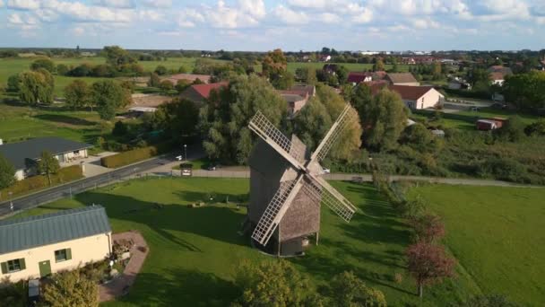 2022年夏季黄金时段 在勃兰登堡的一个老伍登特蕾斯风车的无人机坠落 4K电影制作 — 图库视频影像