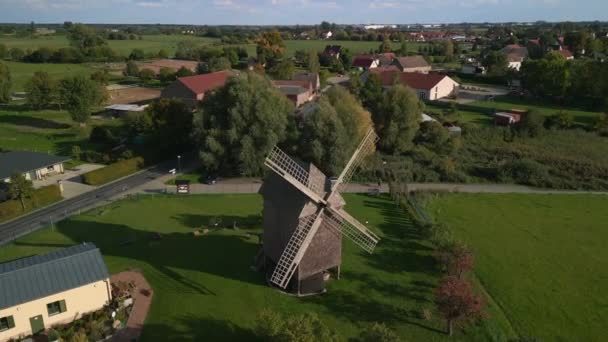 在2022年夏季黄金时段 德国老伍登特蕾西风车的宽轨道概览无人驾驶飞机 4K电影制作 — 图库视频影像