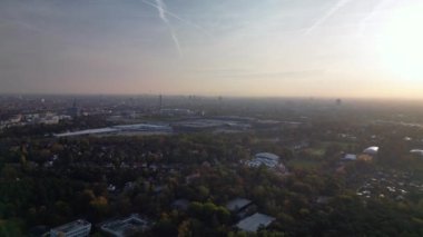 Panorama İnsansız Hava Aracı 2022 sonbaharında Berlin Ormanı 'nda sabah güneşinin doğuşu. 4k Sinematik