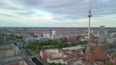 2022 yazında Berlin şehir merkezindeki Skyline 'ın panorama yörünge insansız hava aracı. 4k Sinematik