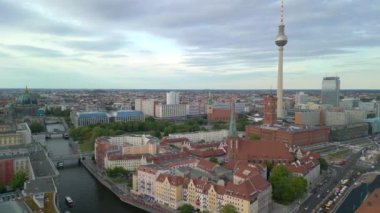 2022 yazında Berlin şehir merkezindeki Skyline 'ın sol insansız hava aracına sıçradı. 4k Sinematik