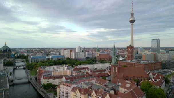 2022年夏 在柏林市中心的天际线降落无人侦察机 4K电影制作 — 图库视频影像