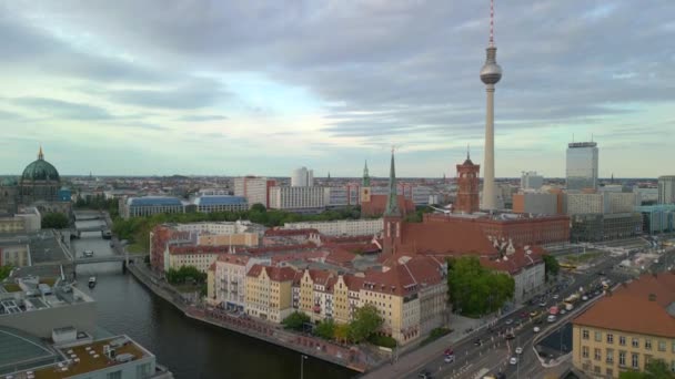 2022年夏天 柏林市中心上空的无人驾驶飞机缓缓升起 4K电影制作 — 图库视频影像