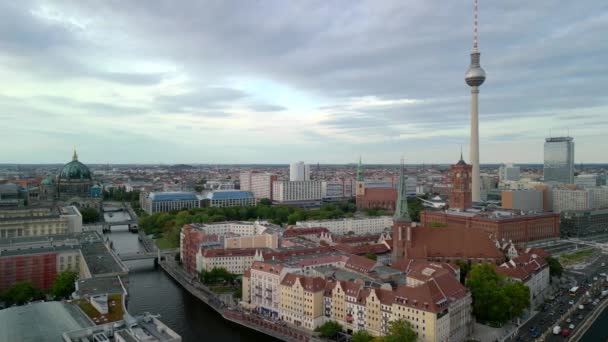 Boom Slide Para Drone Esquerdo Horizonte Berlim Centro Cidade Verão — Vídeo de Stock